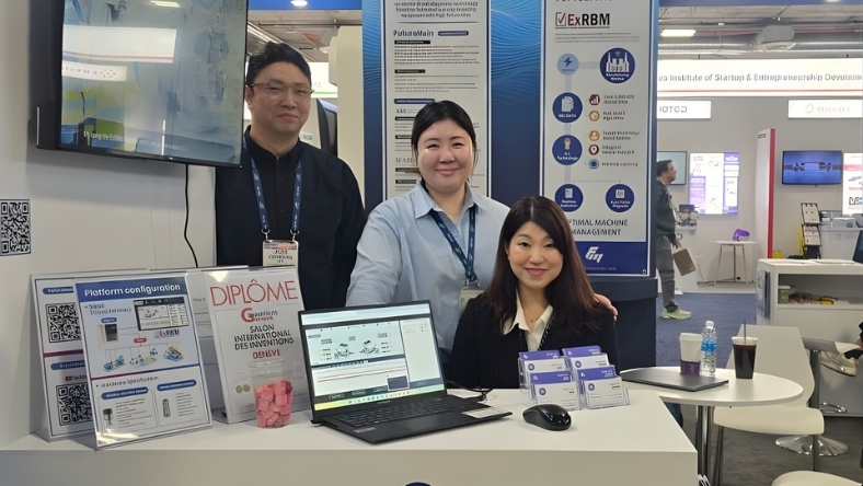 FutureMain team presenting predictive maintenance software at an energy conference booth